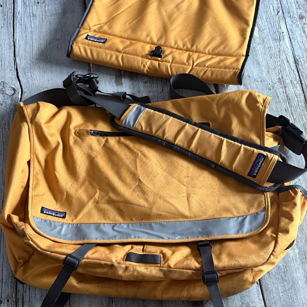 Patagonia critical mass Messenger Bag with interior computer bag style #48279